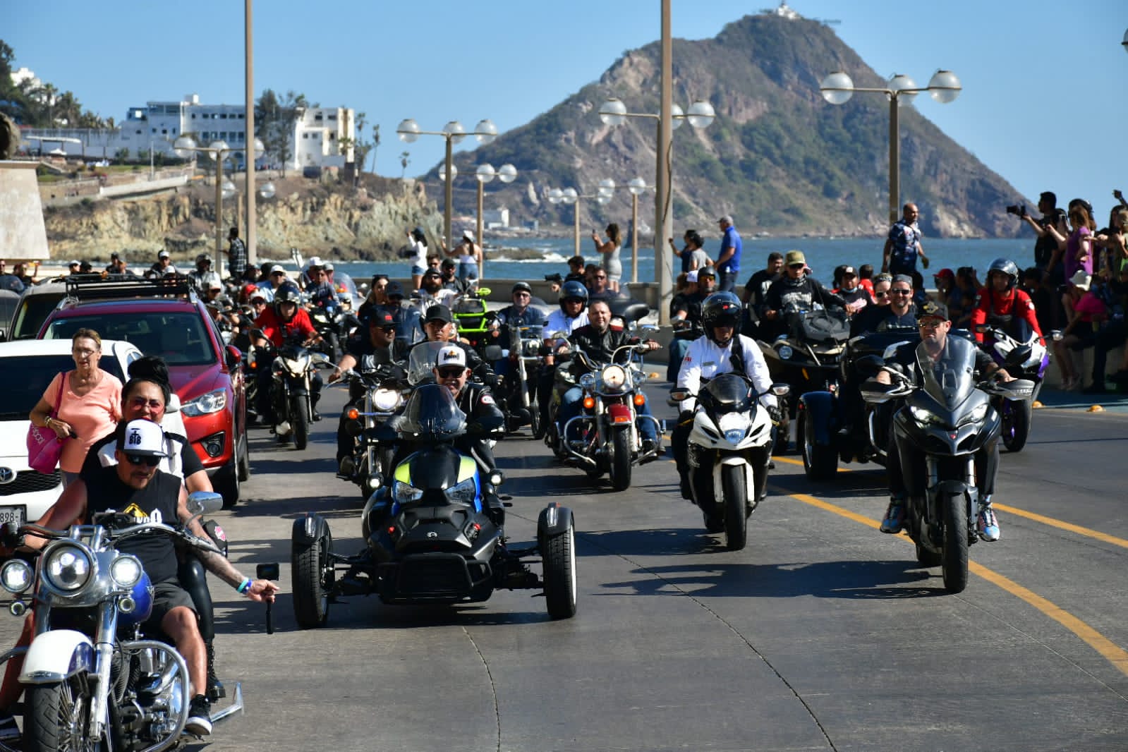 El Químico Benitez encabezó el gran desfile de la Semana Internacional de la Moto Mazatlán 2022
