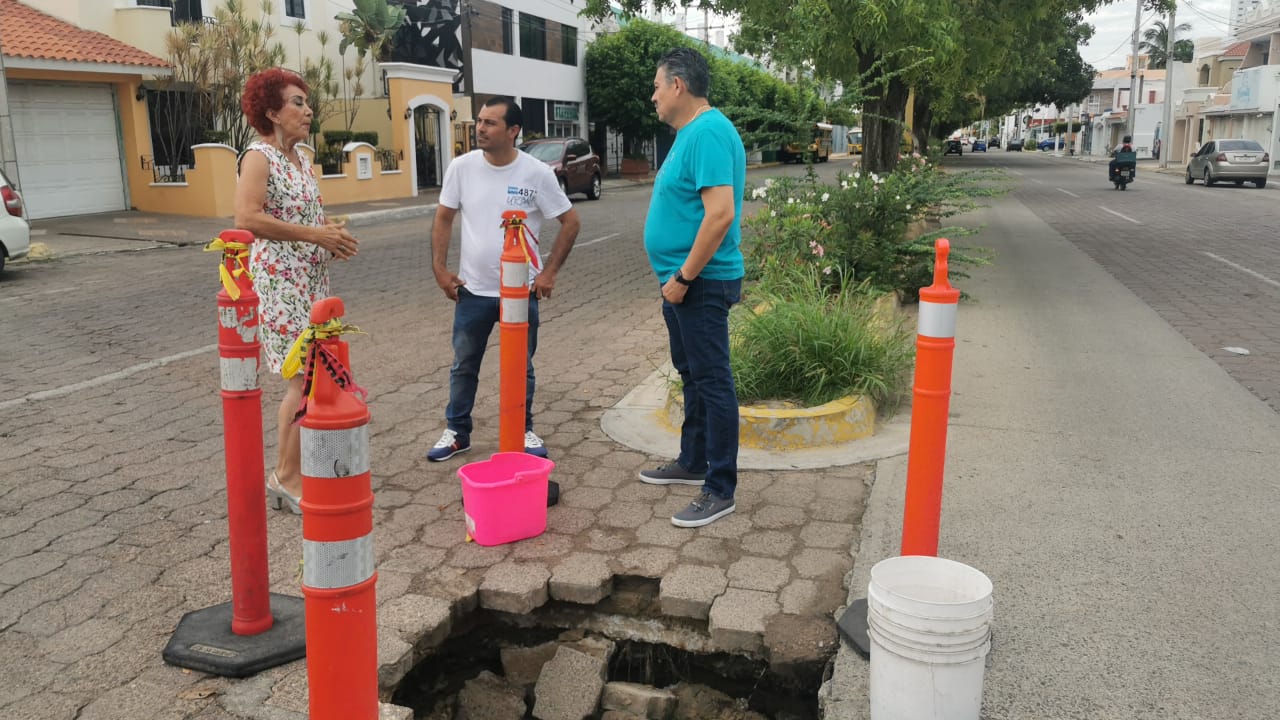 Obras Públicas atiende reporte de socavón en Lomas de Mazatlán