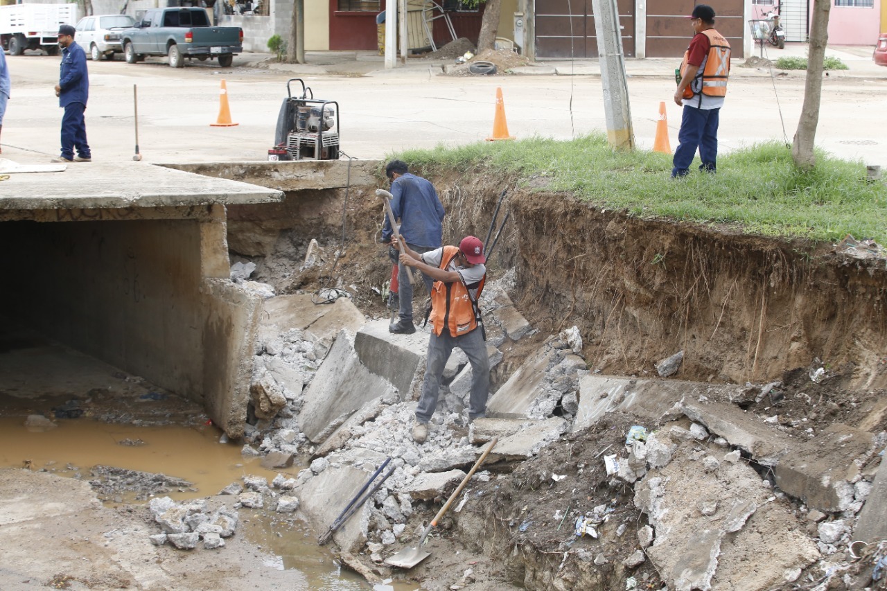 Obras Públicas atiende reporte de daños y desprendimiento de lozas en canal ubicado en Pradera Dorada