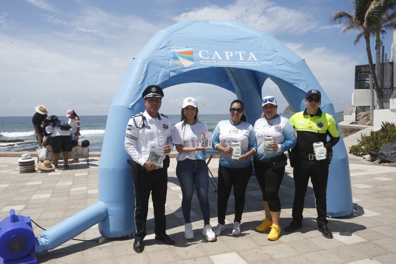 CAPTA instala módulo de información a turistas en las letras de Mazatlán