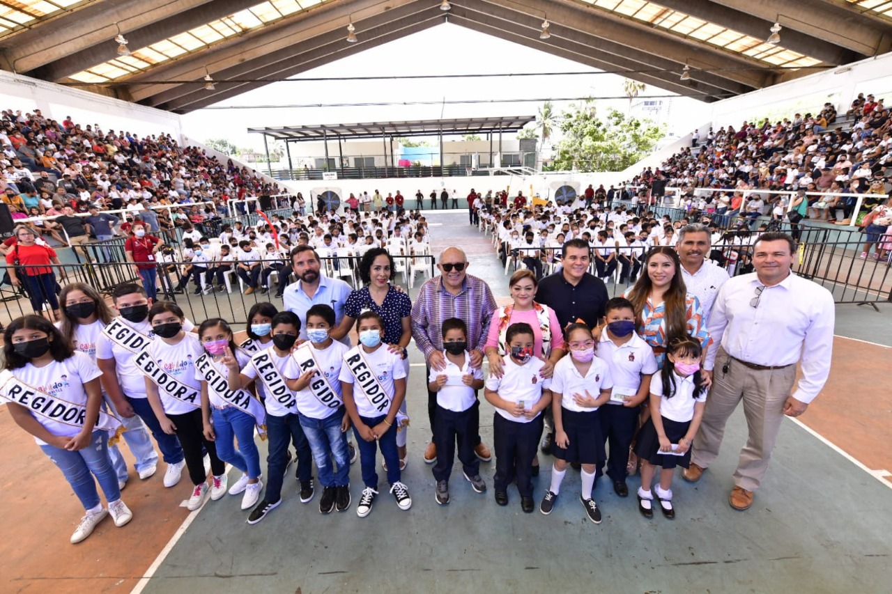 Gobierno Municipal y el Sistema DIF Mazatlán entrega becas PROBEC a estudiantes de educación básica.