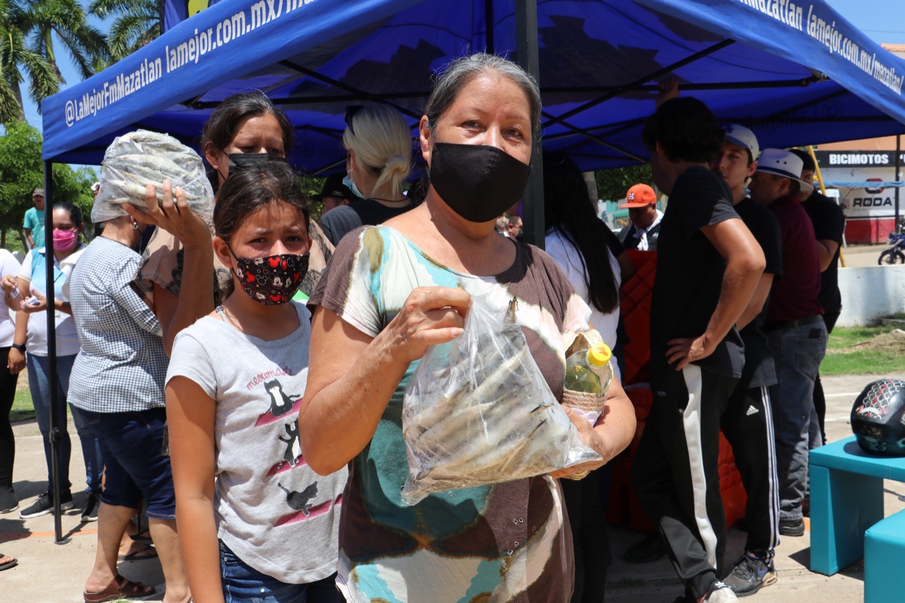 Decenas de familias en Urías reciben apoyos del Sistema DIF Mazatlán