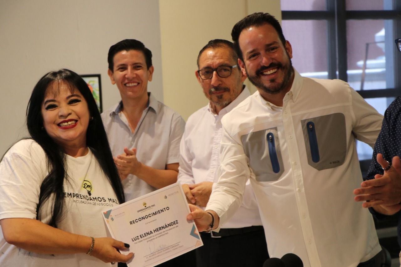 Gobierno Municipal y SEDECTUR apadrinan a 15 graduados del programa “Emprendamos Maz”