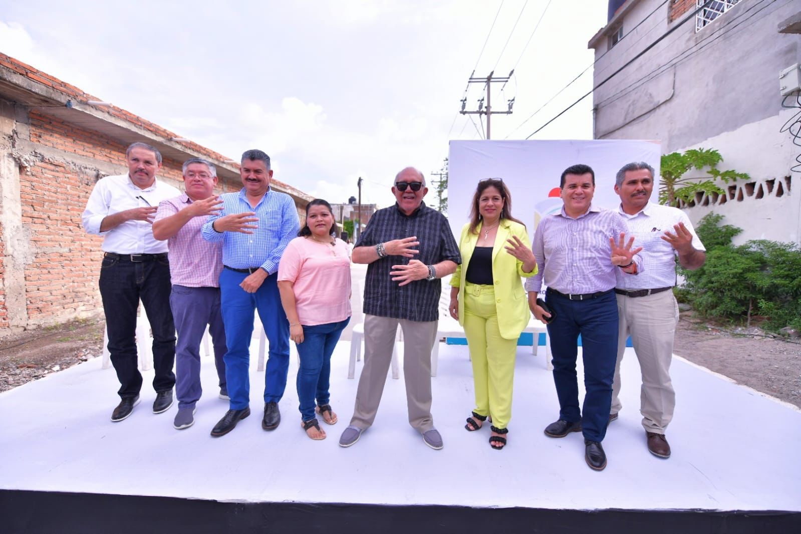 Alcalde de Mazatlán entrega obras de pavimentación en Dorados de Villa y Francisco Villa