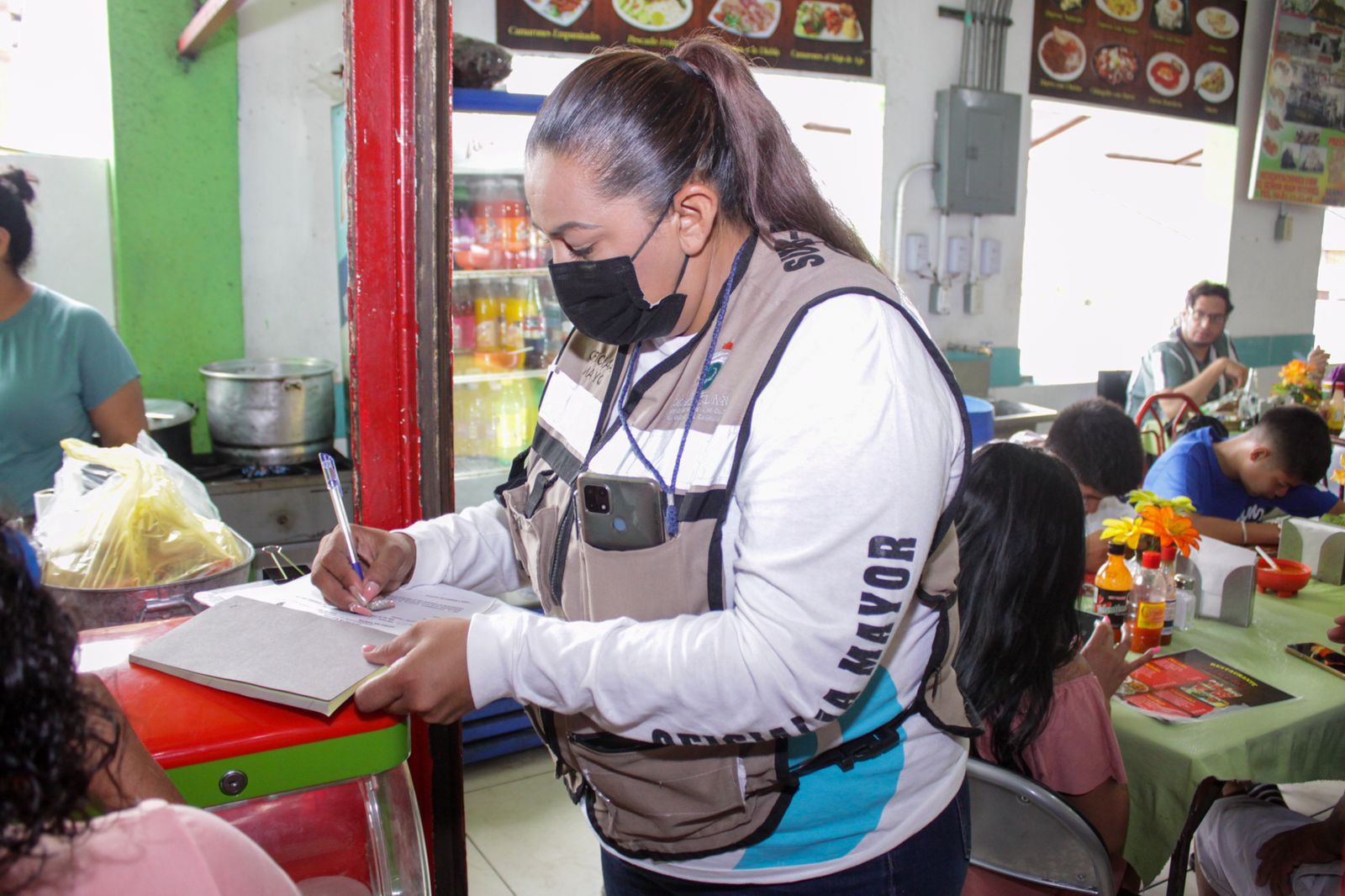 Aplica Oficialía Mayor 33 multas a establecimientos por incumplir protocolos sanitarios y no regular el comercio