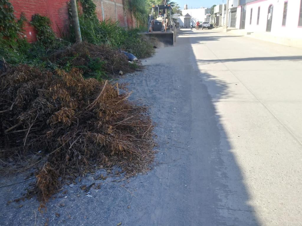 Retira Obras Públicas escombro y maleza de calles y avenidas de diversas colonias del puerto.
