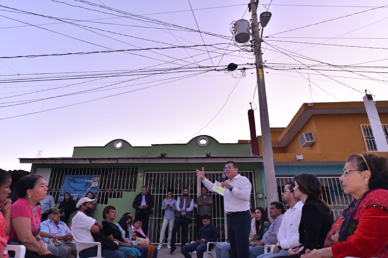 Alcalde Edgar González comienza el 2023 iluminando la colonia Labastida Ochoa.