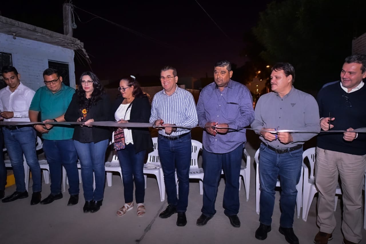 Edgar González, Alcalde de Mazatlán, inaugura la primera pavimentación del año en el Walamo