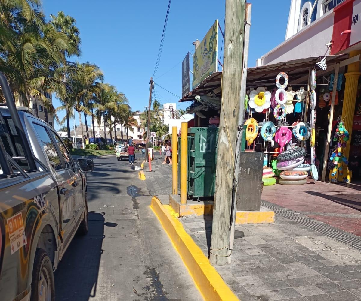 Pintan de amarillo guarniciones de la Avenida Camarón Sábalo, del hotel Quijote Inn hasta el Hotel Faro Mazatlán.