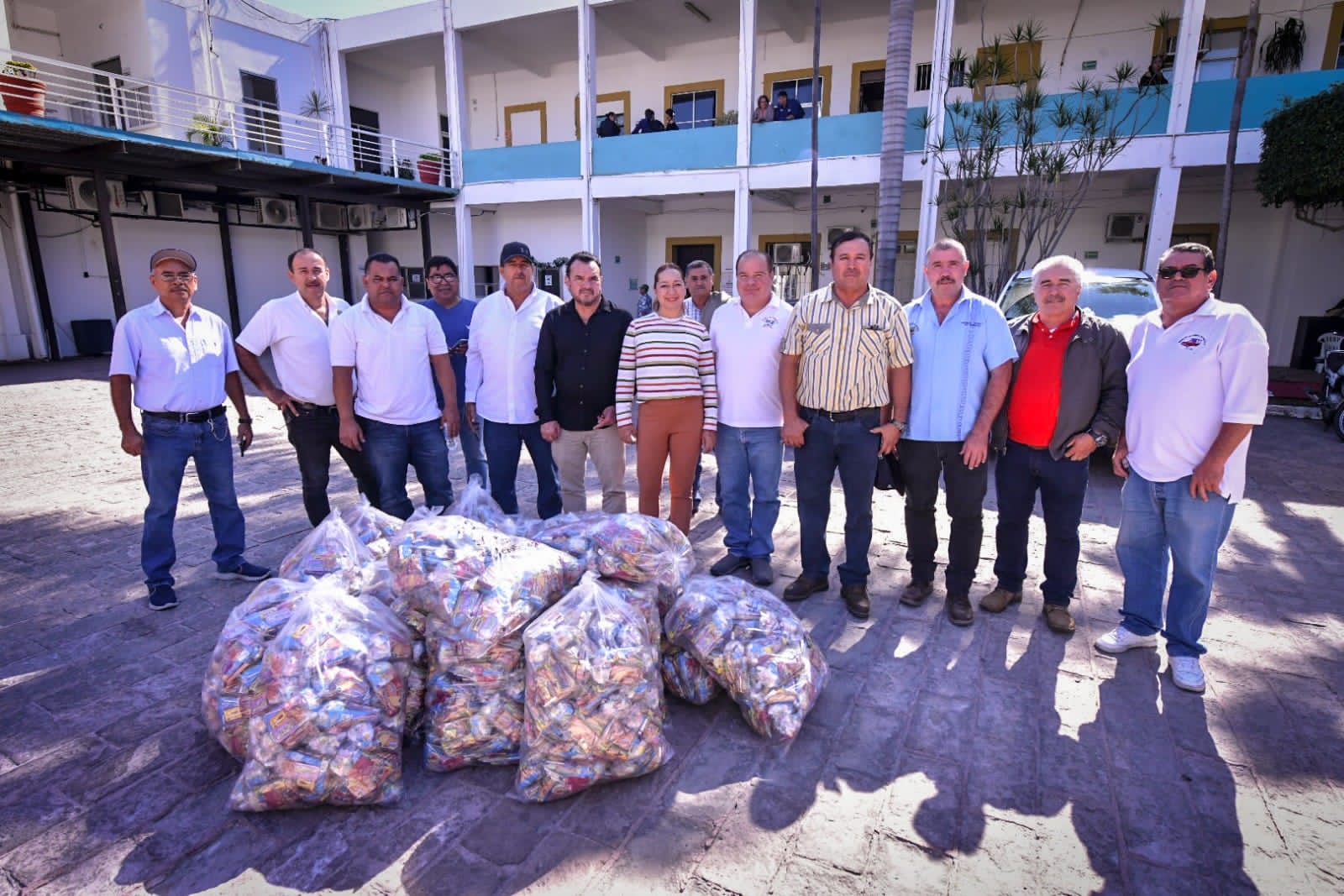 Donan líderes del sector transportista 900 bolsas de dulces a DIF Mazatlán