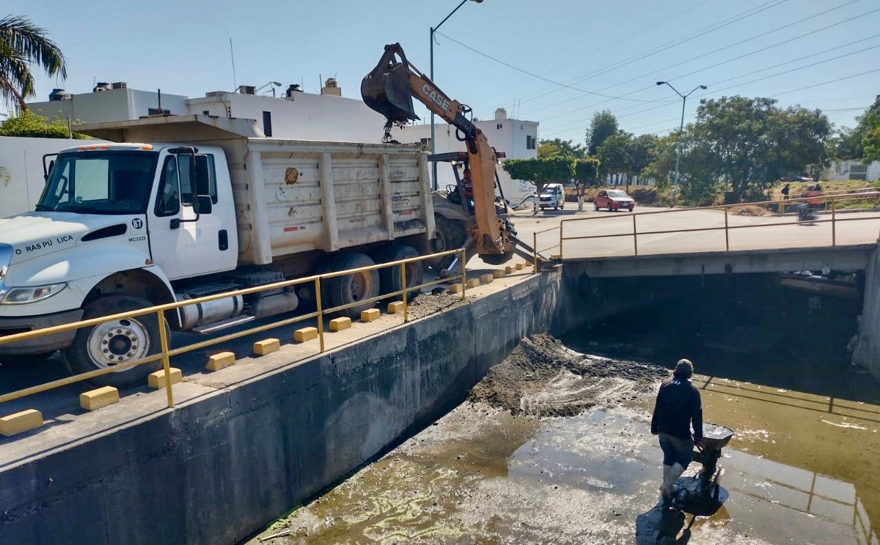 Avanza Obras Públicas en acciones de limpieza de canales