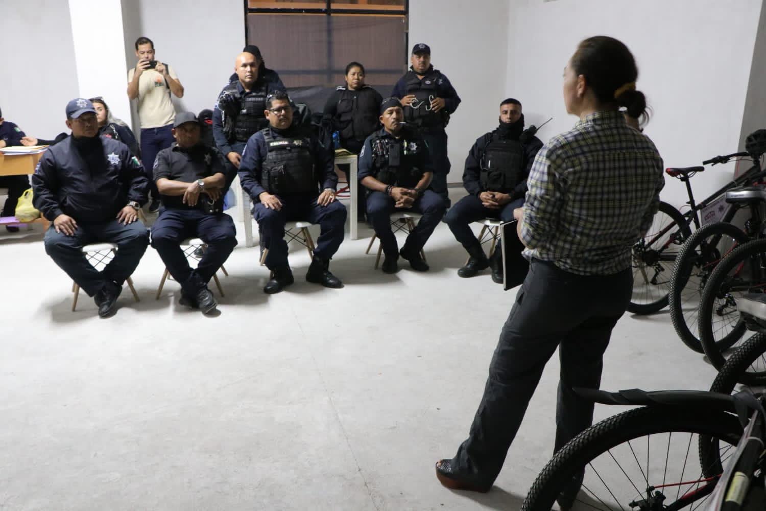 Policías asignados a Centro Histórico reciben capacitación sobre Reglamento Ambiental