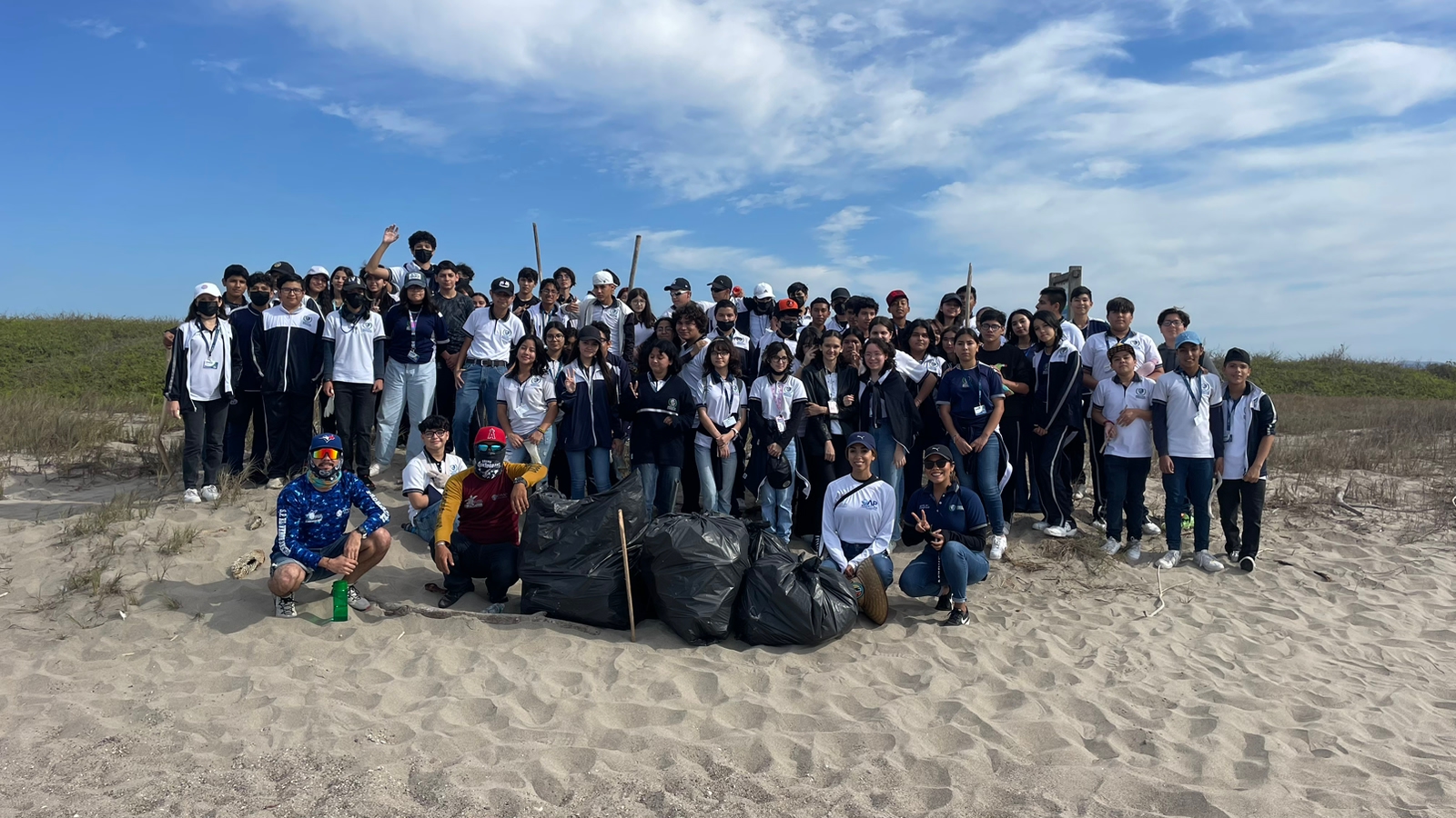 Alumnos del Instituto Canizalez aprenden de las tortugas marinas en playas del Verde Camacho gracias a OAP