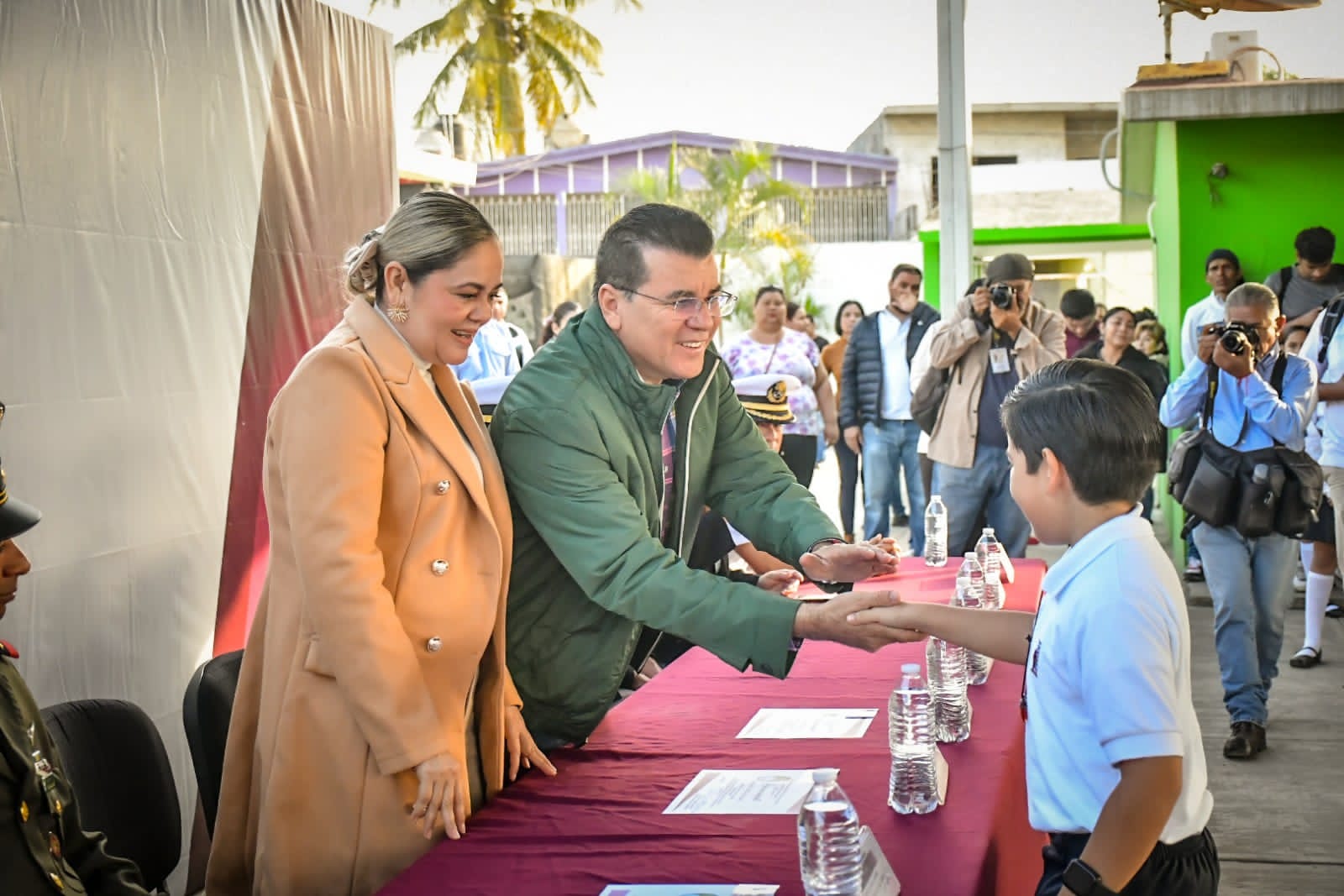 Vamos a buscar la manera de fortalecer los planteles educativos: Alcalde Edgar González.