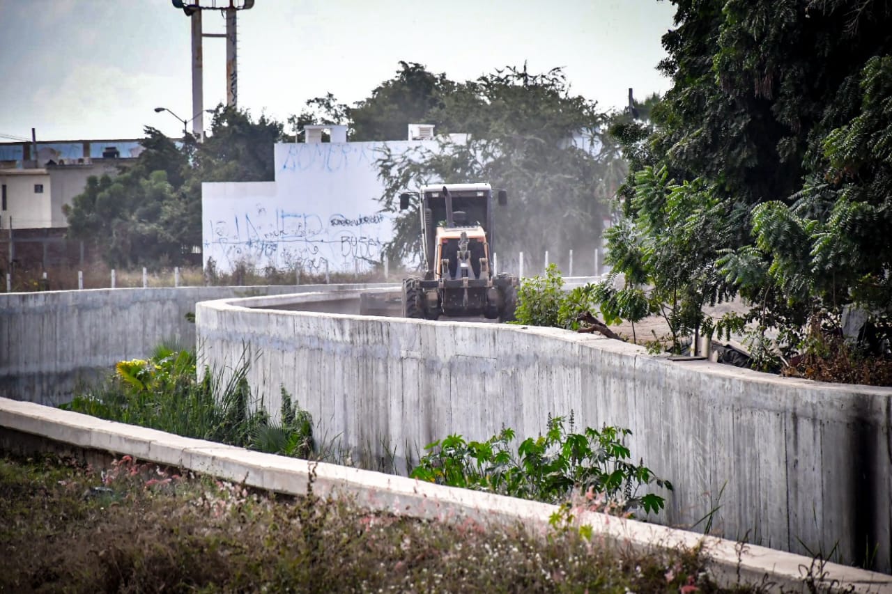 Inicia obras públicas limpieza de casi 2km del canal de Urías