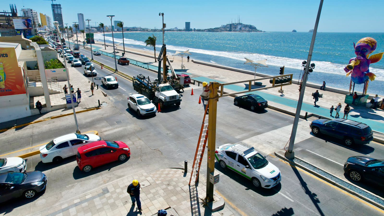 Servicios Públicos restaura semáforos de avenida Del Mar.