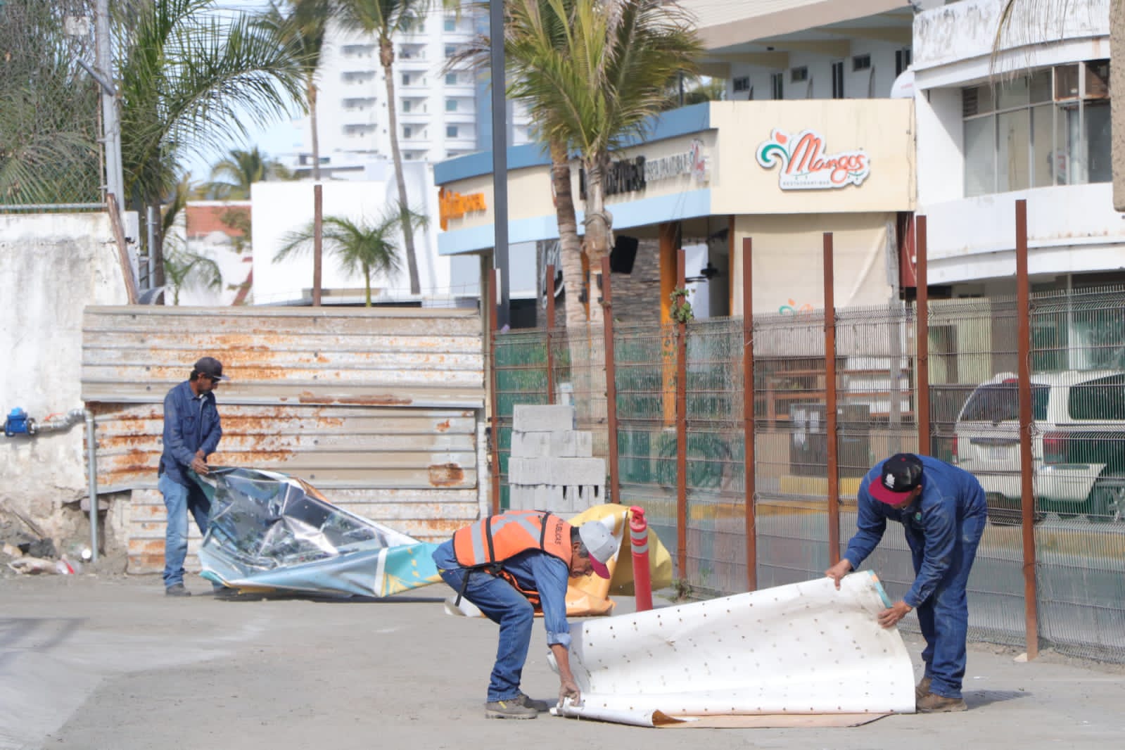 Retira obras públicas postería y reja que obstruían paso peatonal en Zona Dorada.