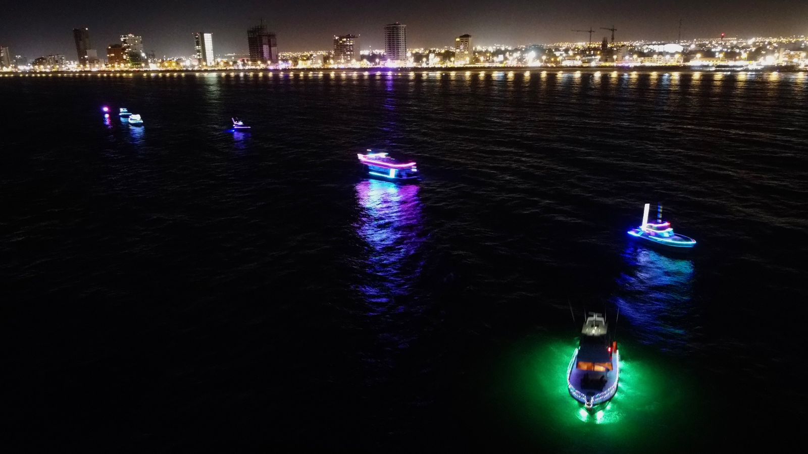 Yates “multicolores” adornan la bahía de Mazatlán en el primer Desfile de Luces sobre el Mar