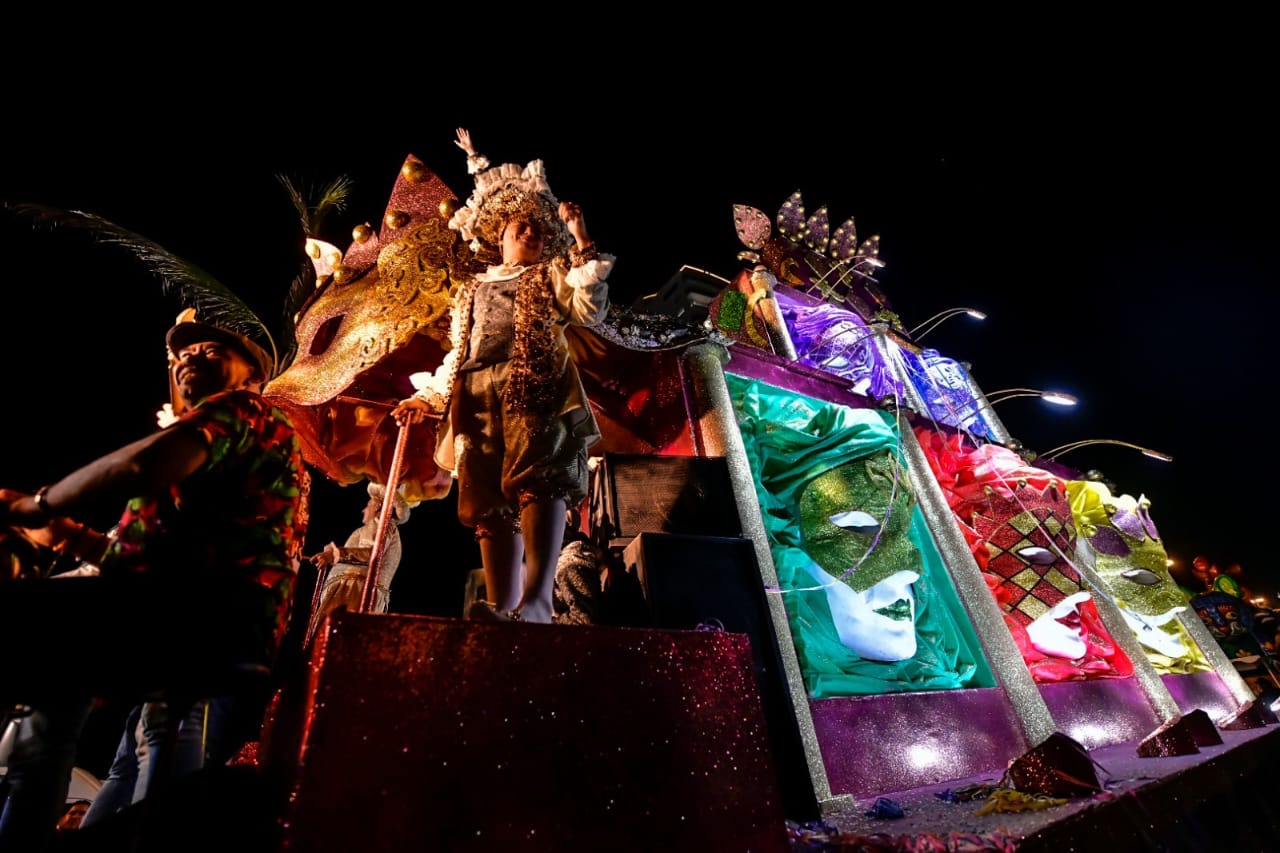 Majestuoso desfile de Carnaval encanta a miles de espectadores.