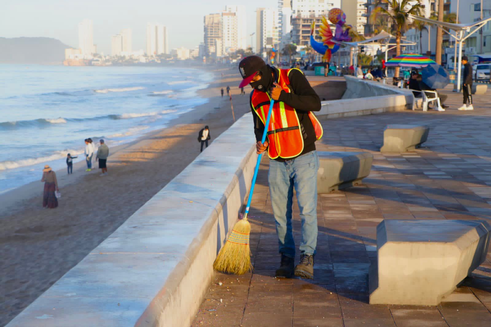 Servicios Públicos mantiene limpia zona de Ola Altas y malecón durante festividades de carnaval