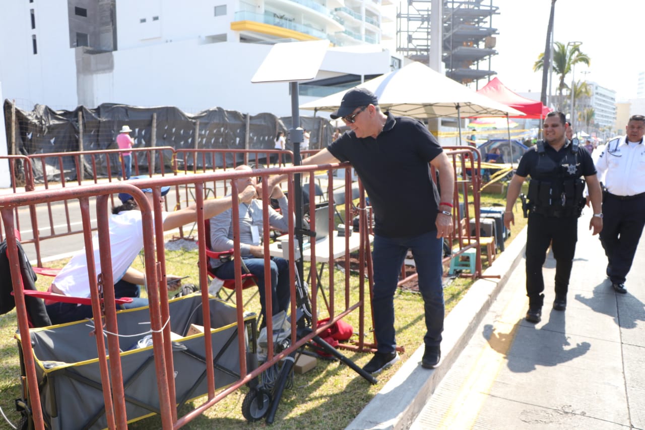 Recorre Alcalde Edgar González la Avenida del Mar previo al primer desfile de Carnaval.