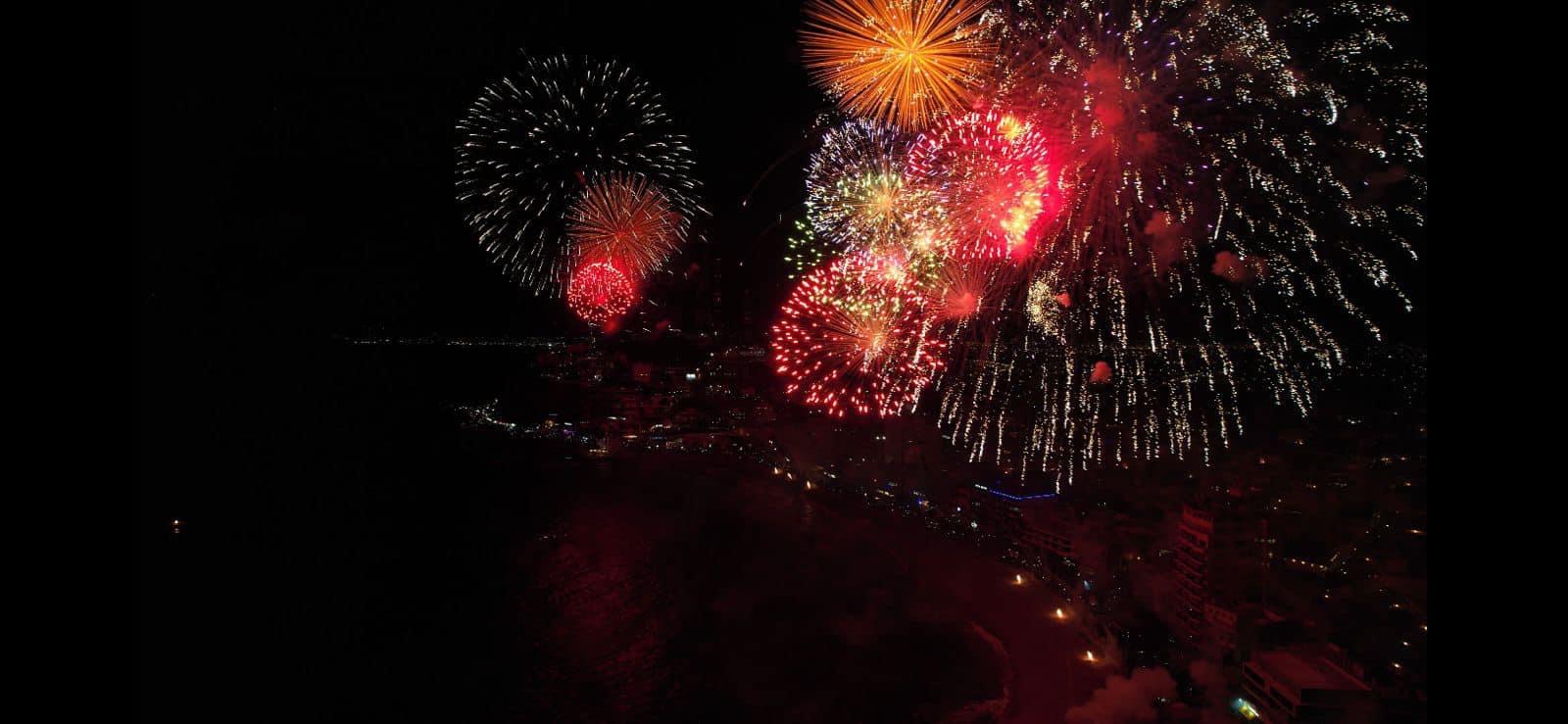 Se ilumina Mazatlán con el majestuoso Combate Naval.