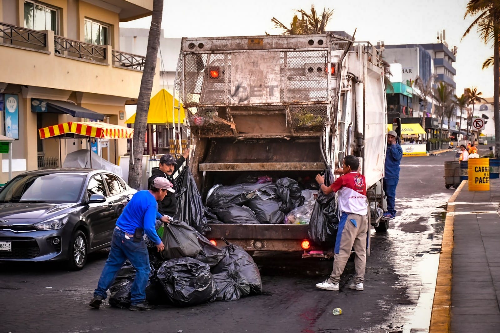 Intenso operativo de Servicios Públicos mantiene limpia las zonas carnavaleras.