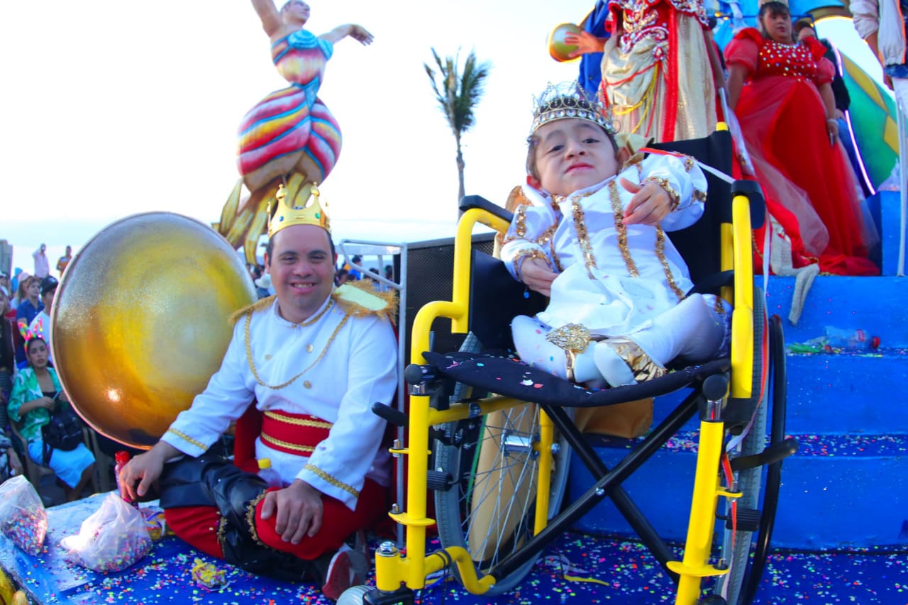 Abarrotan el Malecón porteños y turistas para disfrutar del segundo desfile del Carnaval Internacional de Mazatlán “Déja Vu, 125 años de tradición”