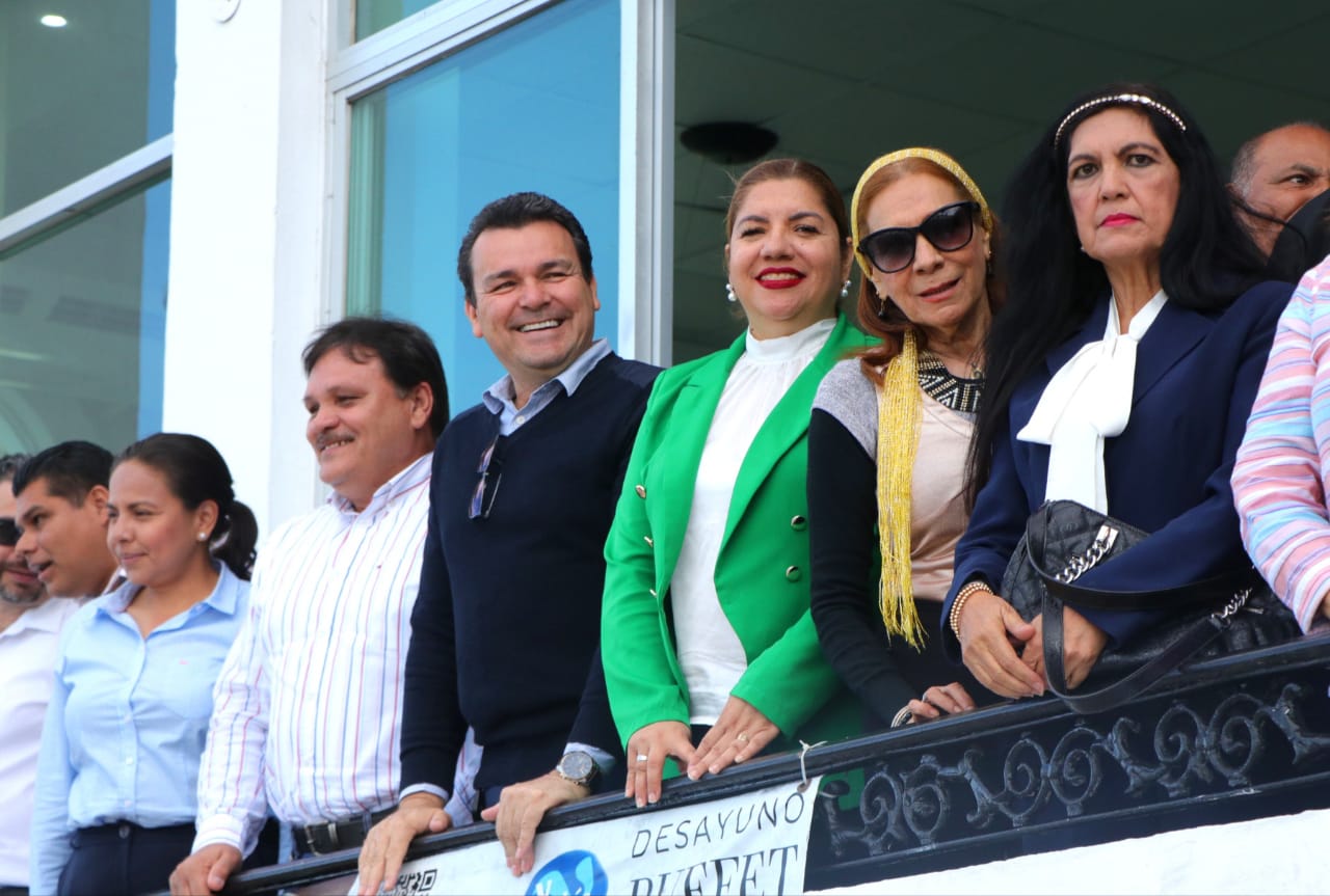 Desfilan 60 escoltas de escuelas primarias en Avenida Del Mar previó al Día de la Bandera.