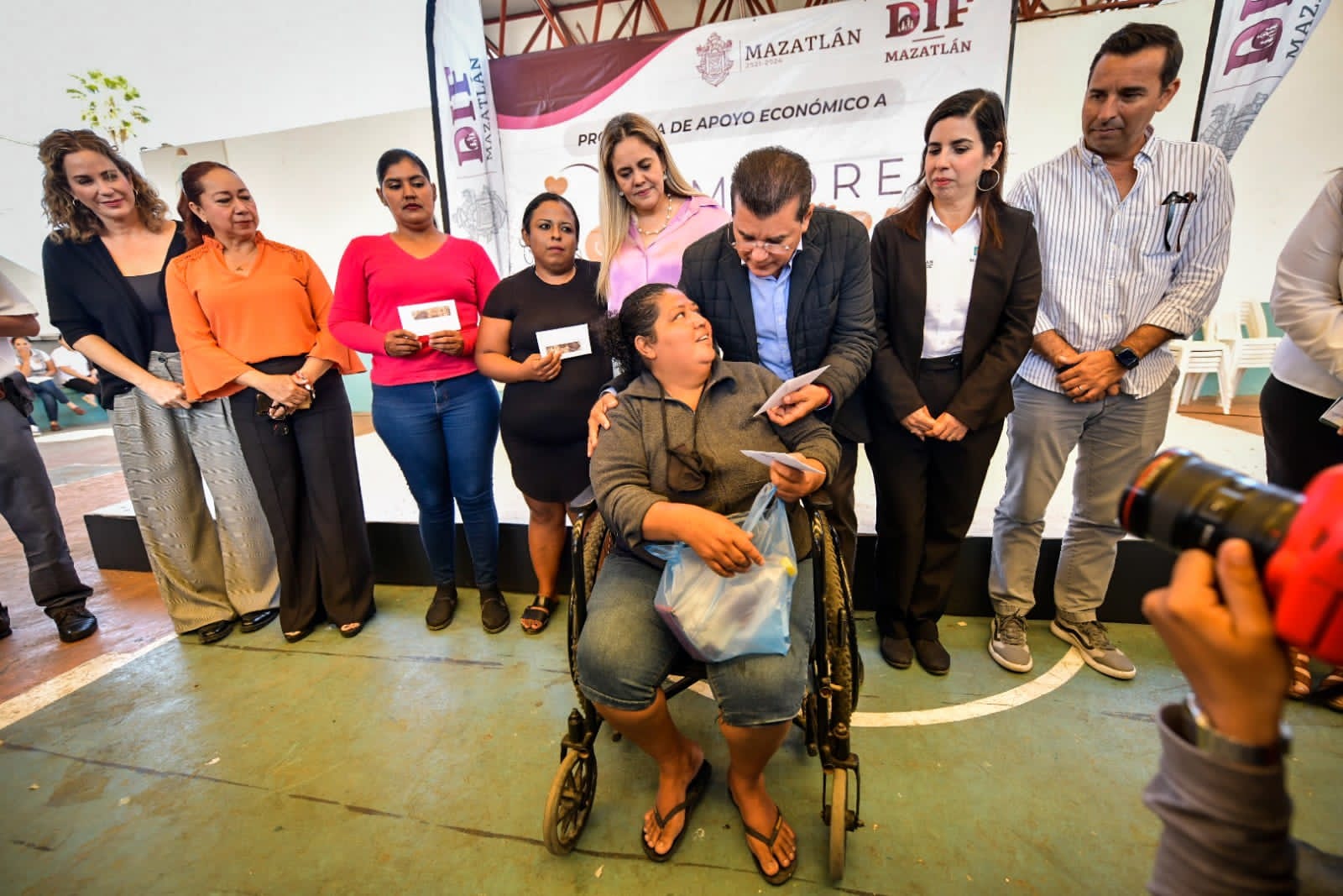 Entregan Gobierno Municipal y DIF Mazatlán recursos del Programa de Apoyo Económico a Madres Solteras 2023