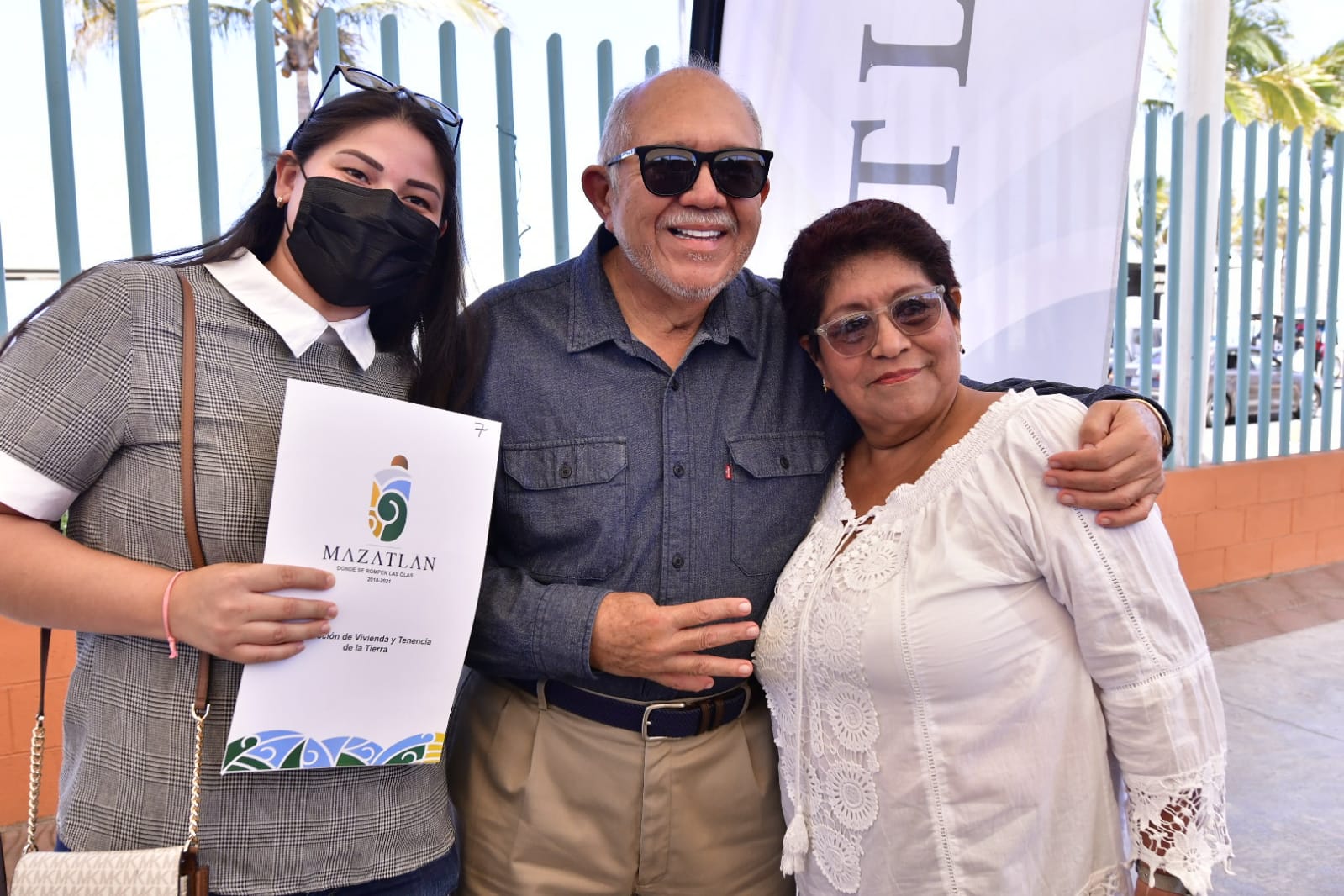 Gobierno Municipal entrega 270 escrituras a familias del puerto
