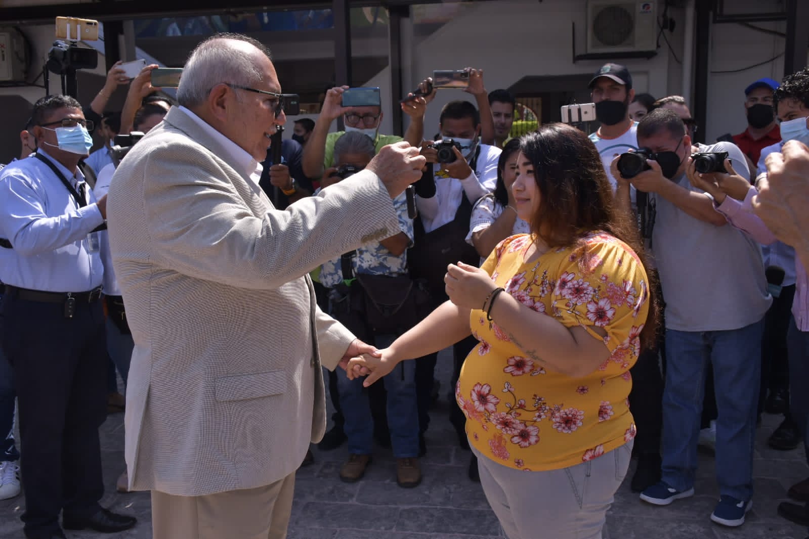 Jamás imaginé que me ganaría un carro al asistir al festejó que organizo El Ayuntamiento: Leslie