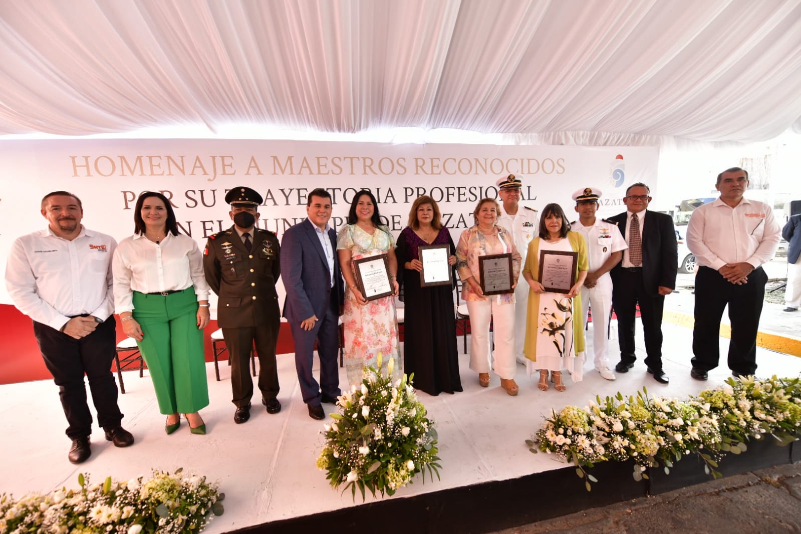 Reconoce Gobierno Municipal trayectoria docente de cuatro maestras distinguidas