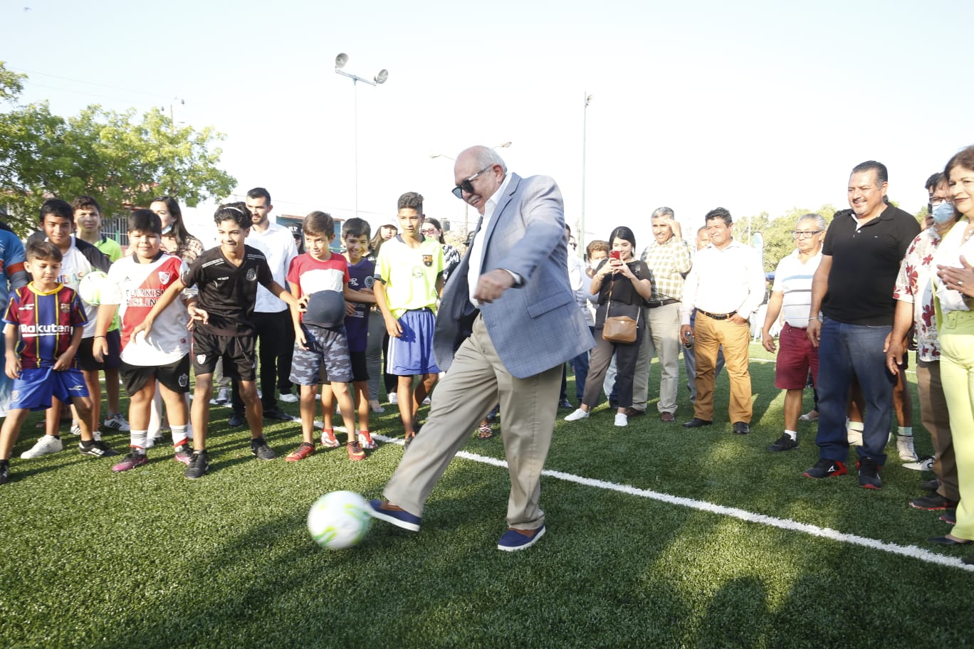 Gobierno Municipal inaugura rehabilitación del campo de futbol y arranca pavimentación de la calle en el Fraccionamiento Del Bosque