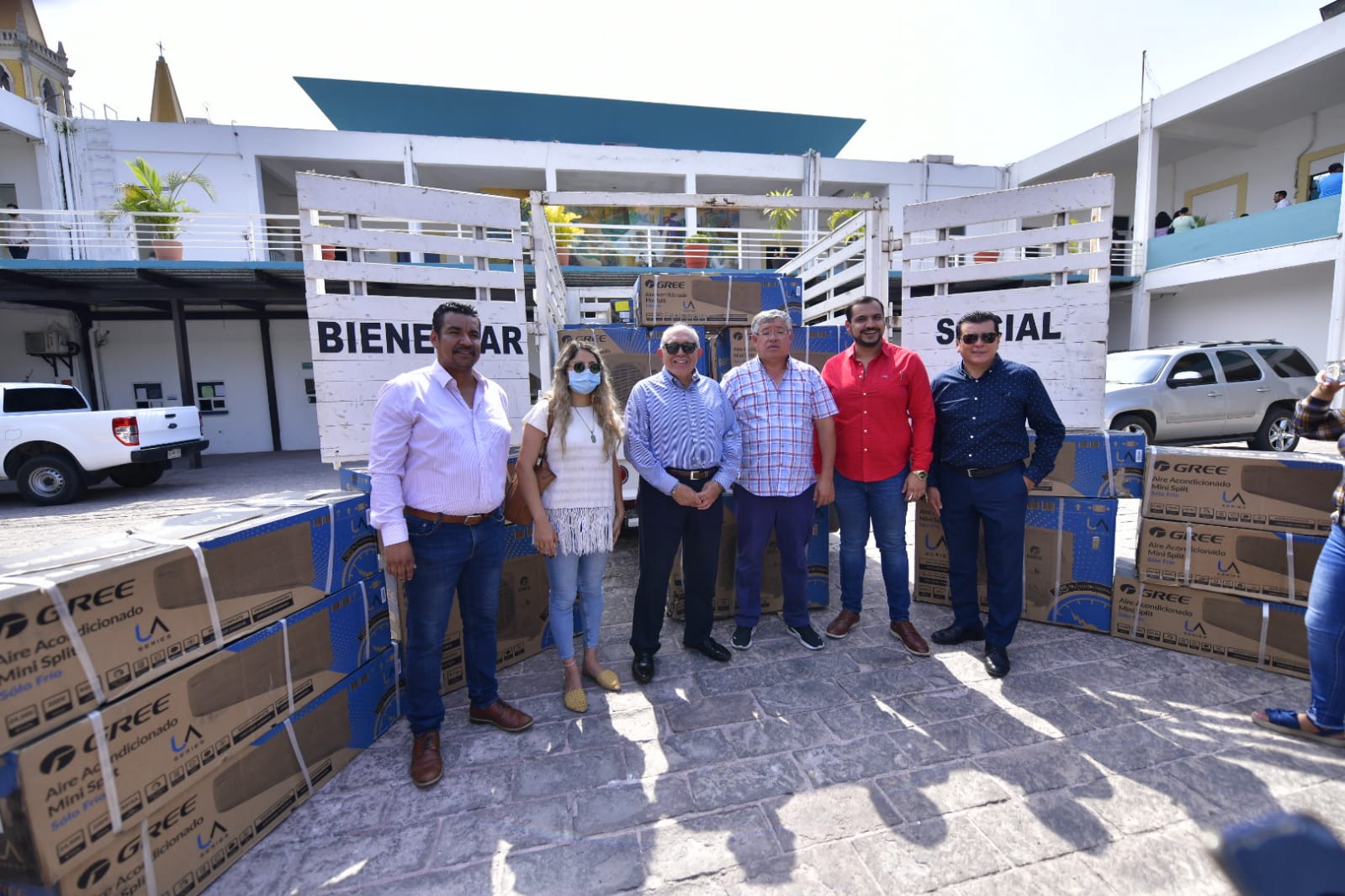 Gobierno Municipal entregó 17 minisplit en beneficio de mil mazatlecos entre alumnos y maestros