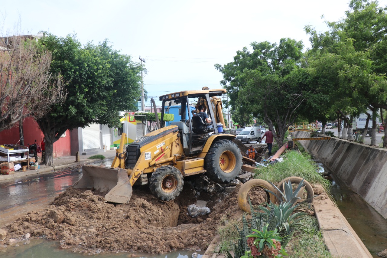 Tubería colapsada en Infonavit Alarcón es atendida por Gobierno Municipal y JUMAPAM