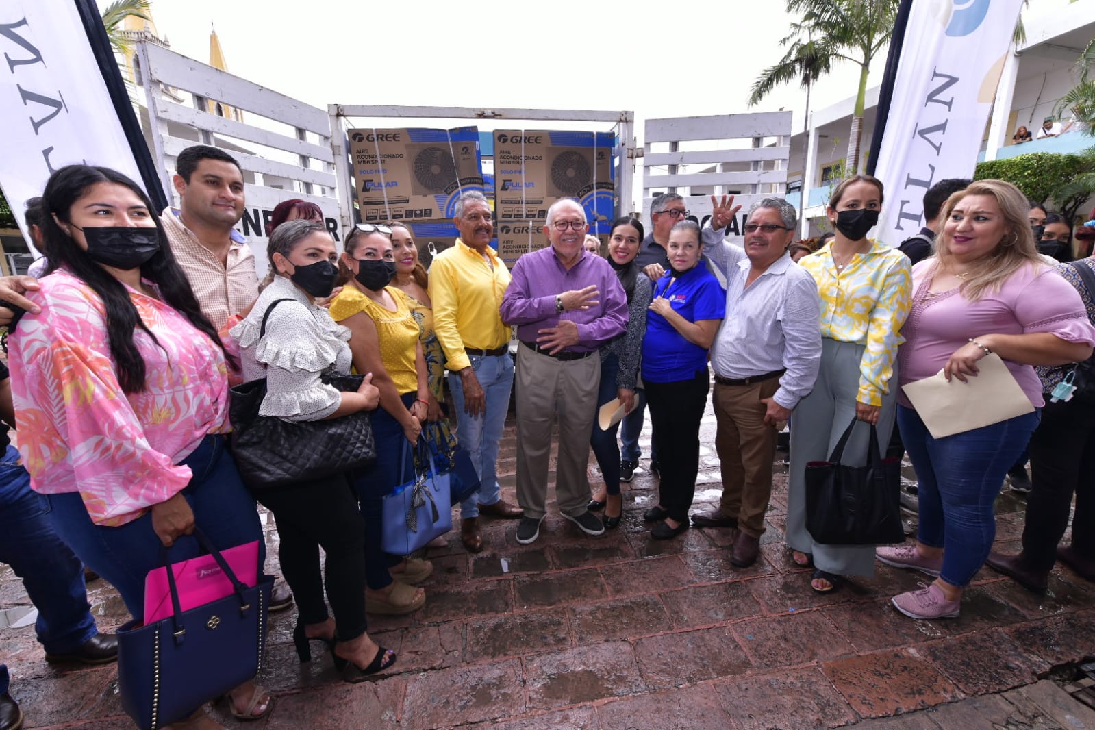 Bienestar Social entrega apoyos a 16 planteles, beneficiando a 5 mil 100 alumnos