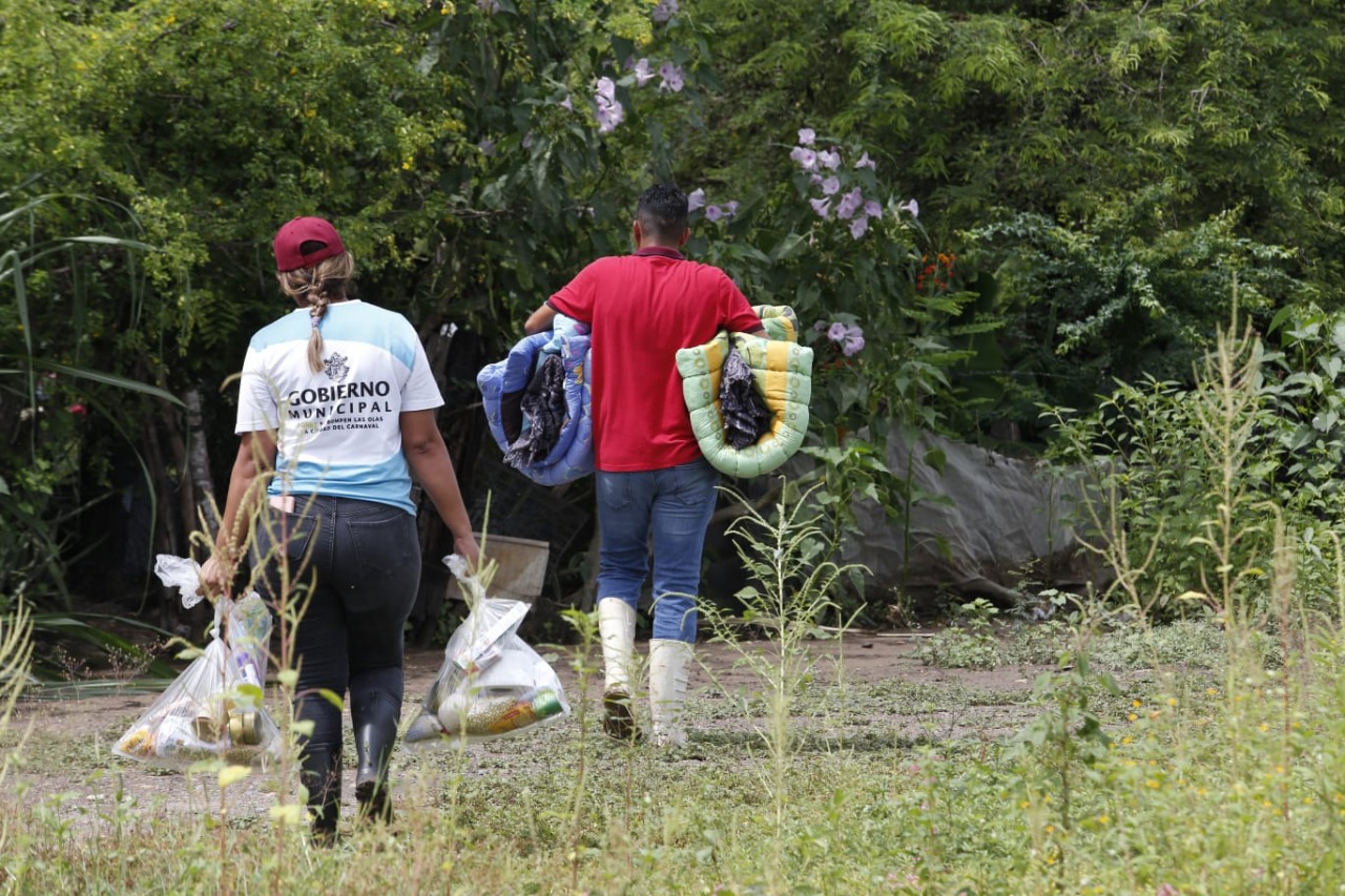 Gobierno Municipal entrega ayuda a familias de Villa Unión afectadas por intensas lluvias