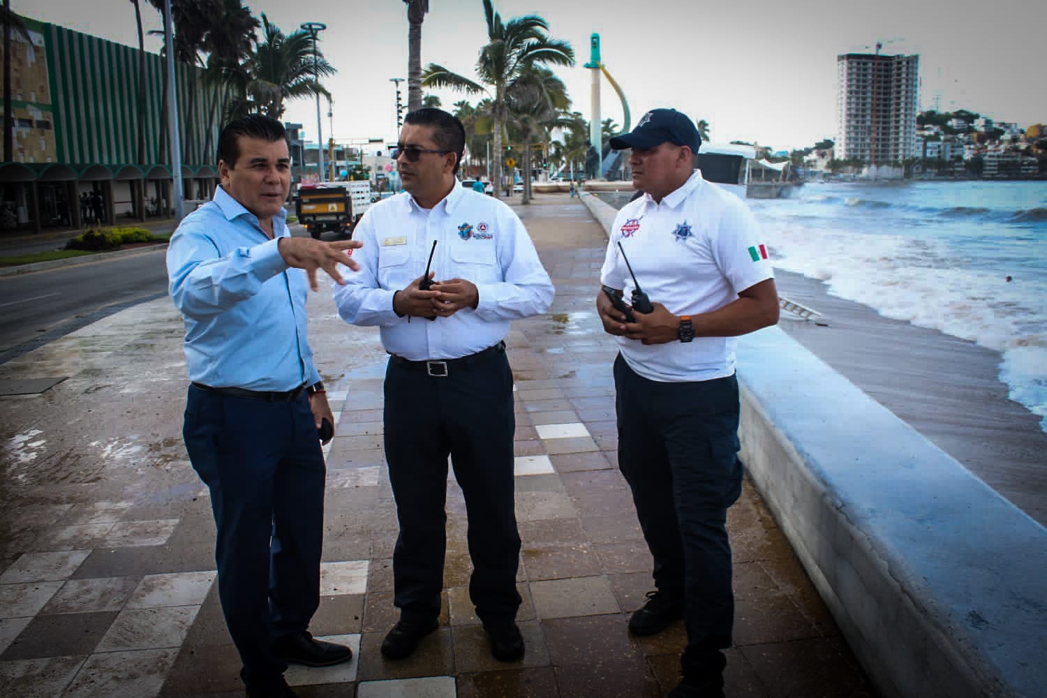 Evalúa Gobierno Municipal daños en restaurantes de la zona de playa sobre avenida del Mar