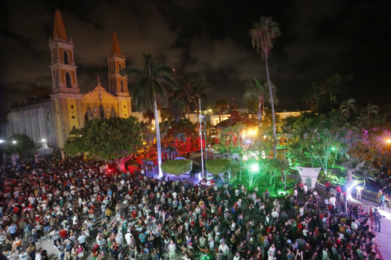 Celebra Gobierno Municipal 212 Aniversario del Grito de Independencia con gran ambiente y afluencia ciudadana