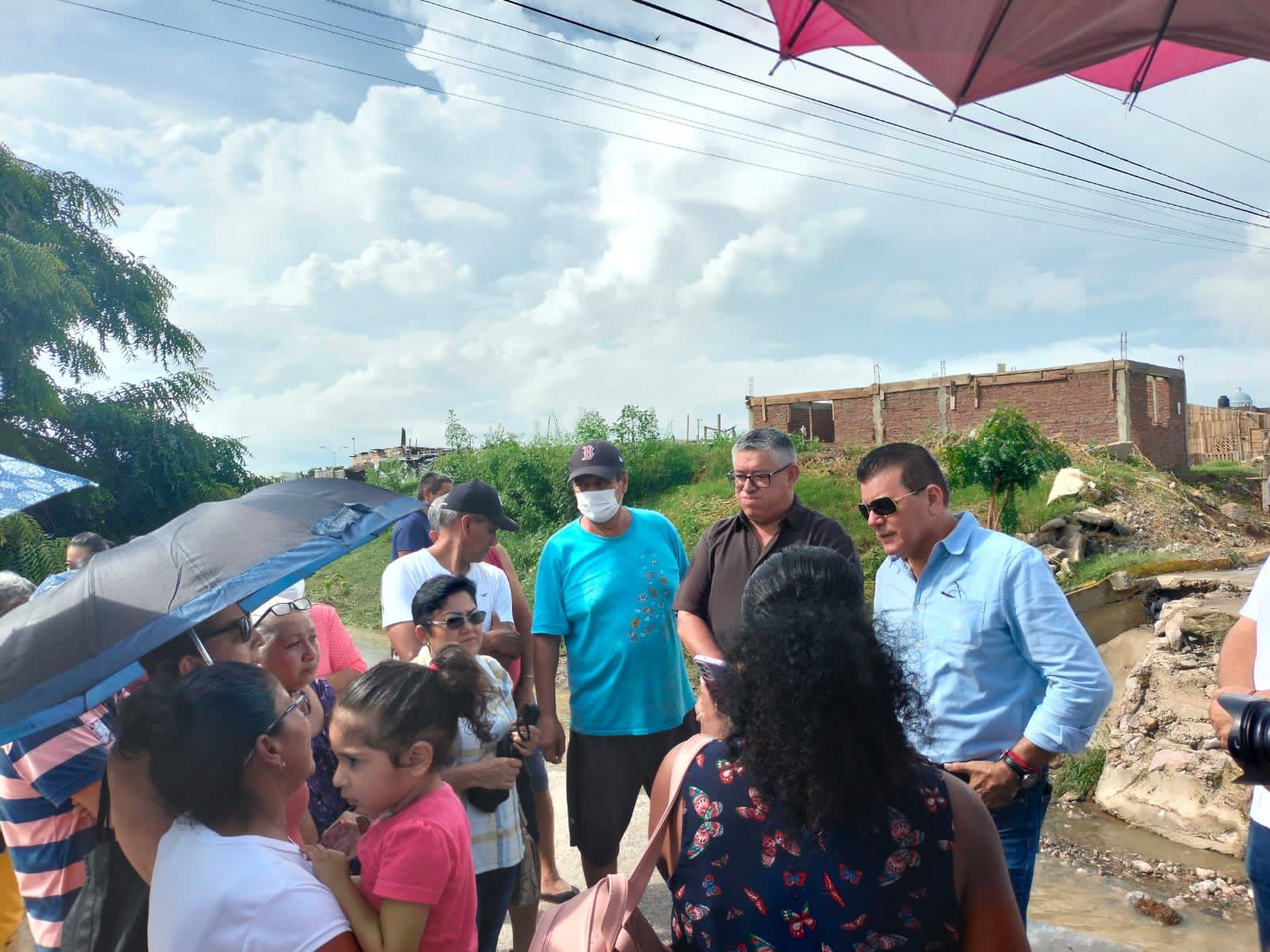 Gobierno Municipal atiende problemática de vecinos de Ampliación Villa Verde, con la construcción de puente de mayor altura y a doble carril