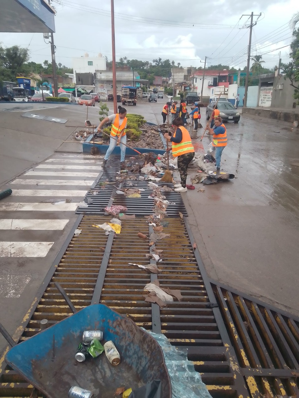 Servicios Públicos retira 39 toneladas de basura estancada en colectores en las últimas lluvias registradas