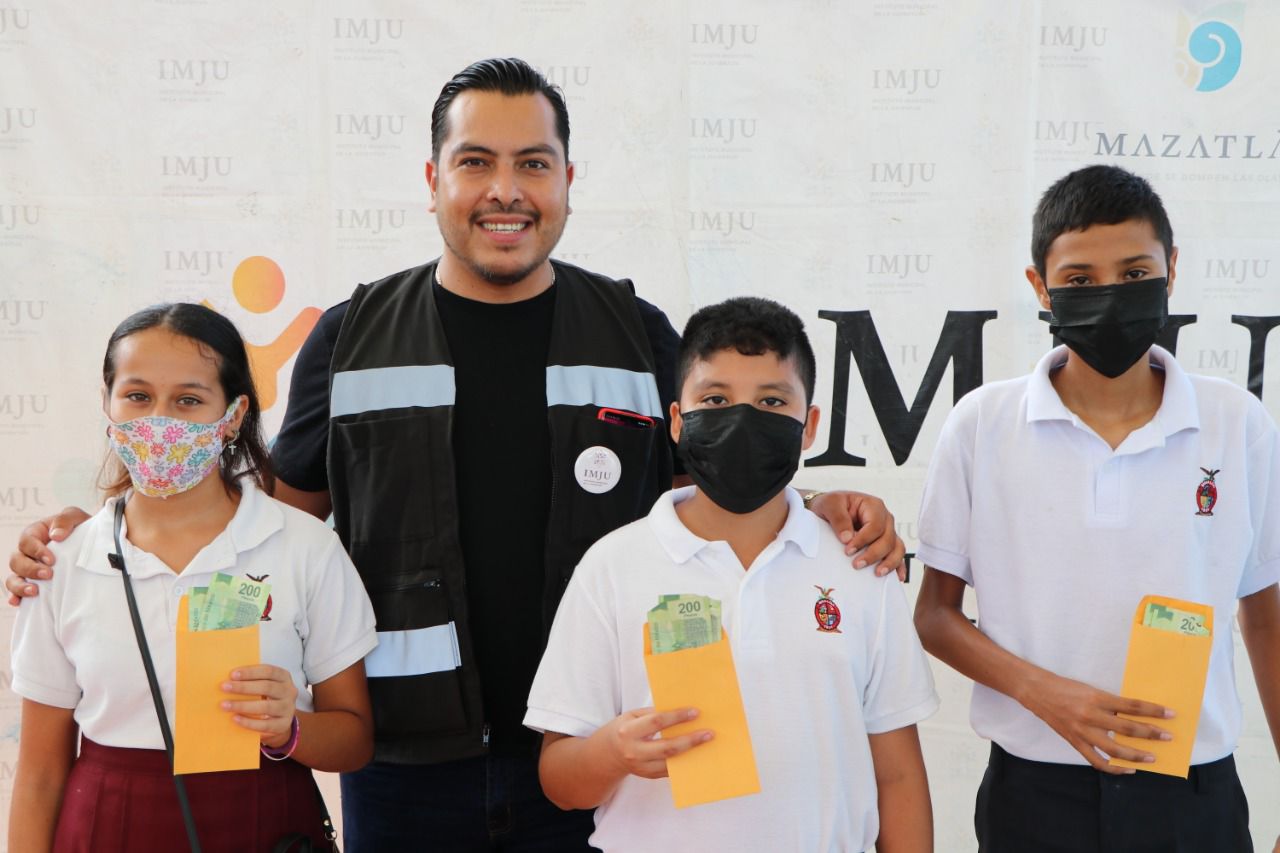 Entrega IMJU 1,500 becas Proase a estudiantes de secundaria de la zona urbana
