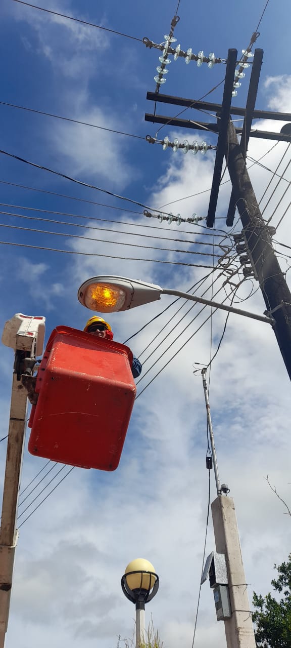 Servicios públicos realiza jornada de reparación de luminarias en El Quelite y Potrero de Carrasco
