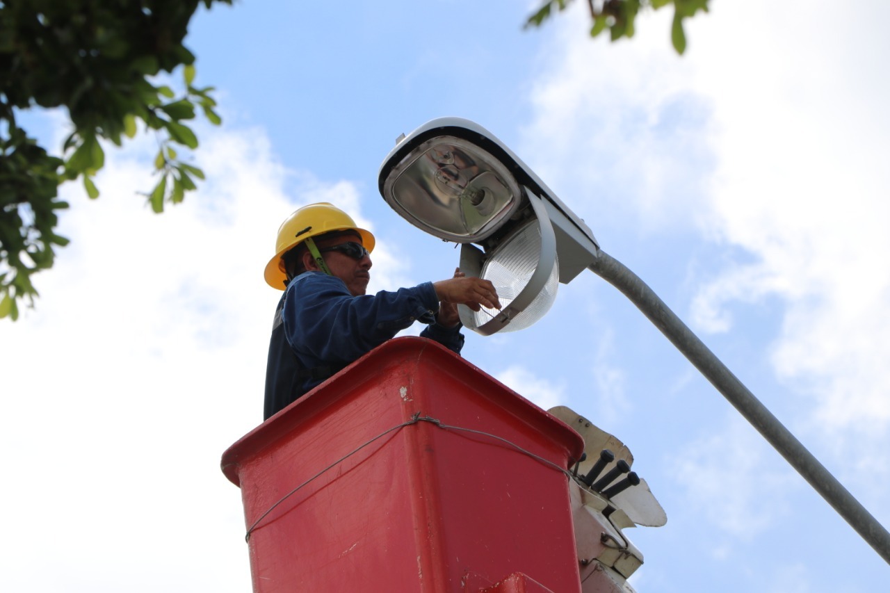 Servicios Públicos repara luminarias que reportan fallas en Parque Lineal
