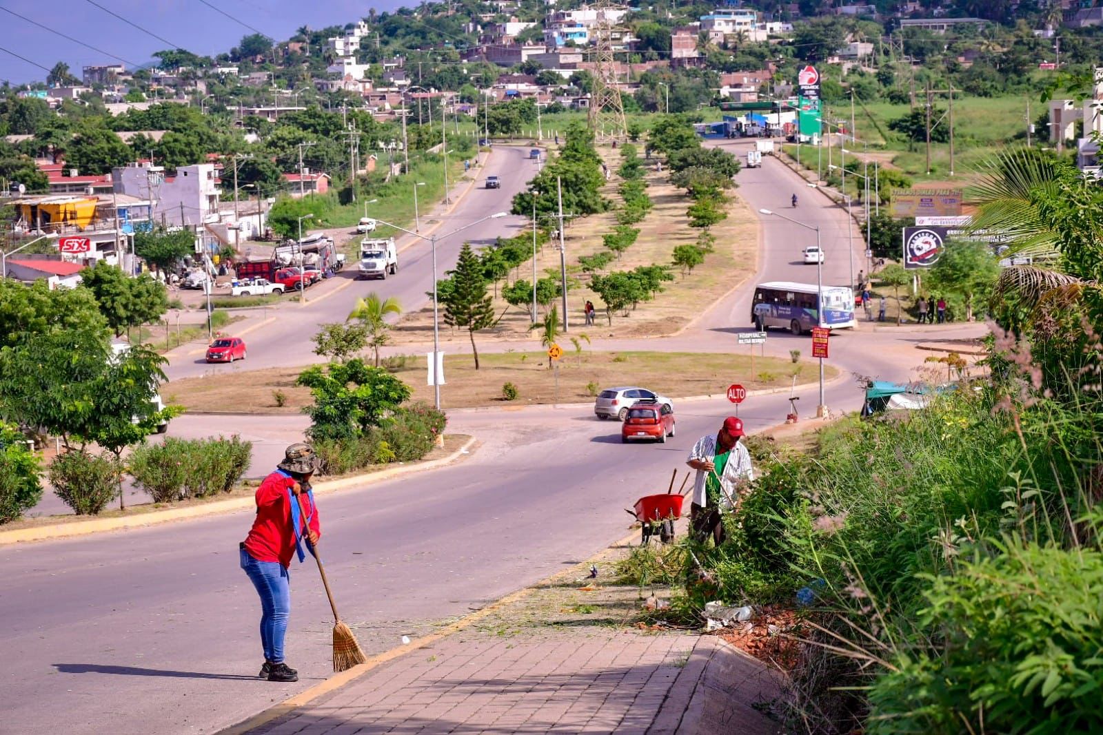 Gobierno Municipal realiza jornadas de embellecimiento en camellones y guarniciones en Santa Teresa