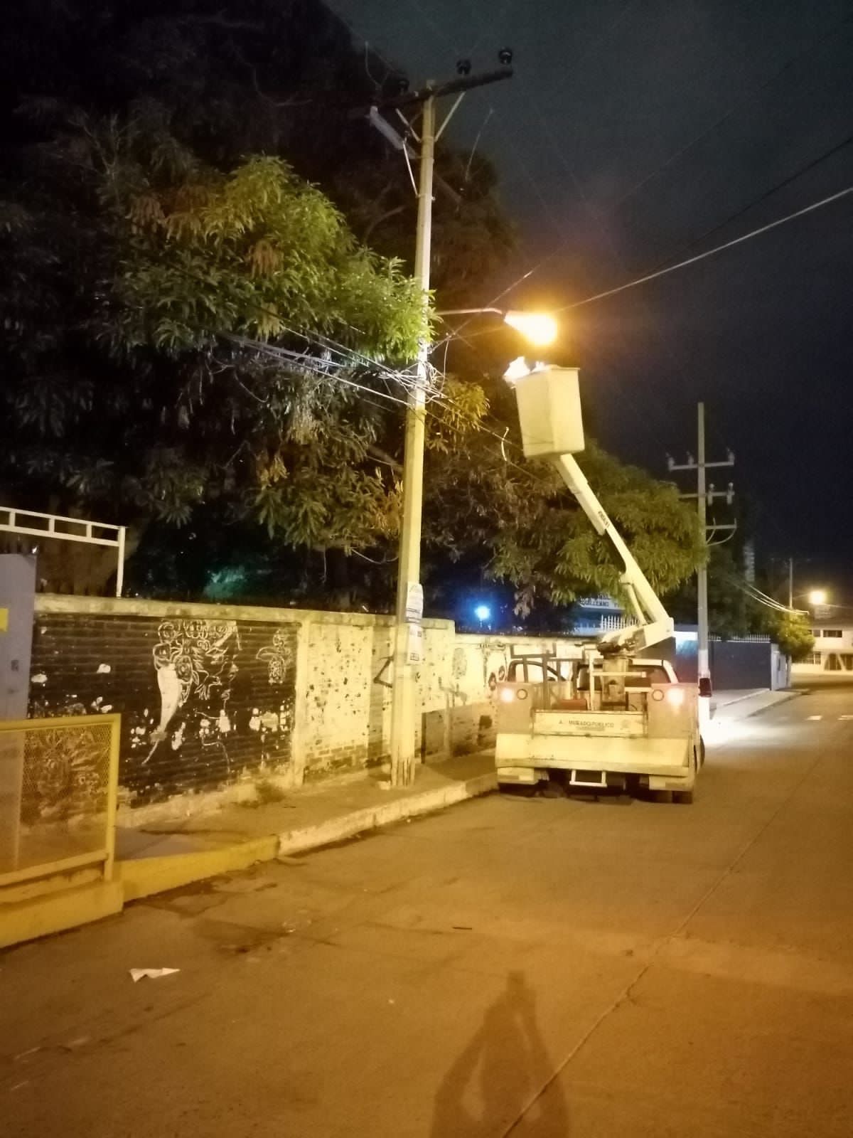 Servicios Públicos rehabilita luminarias de planteles escolares de diferentes niveles
