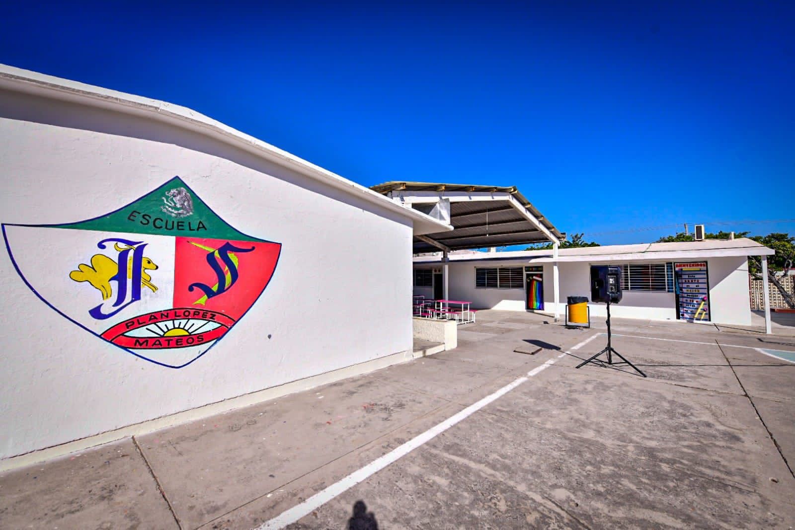 El Alcalde de Mazatlán entrega tres aulas y dos minisplit a estudiantes de la primaria Justo Sierra