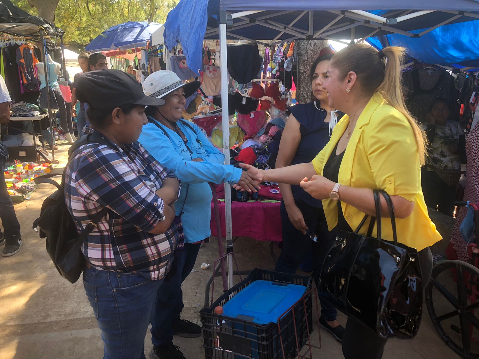 Recorre Oficial Mayor, con su equipo de trabajo, tianguis Flores Magón