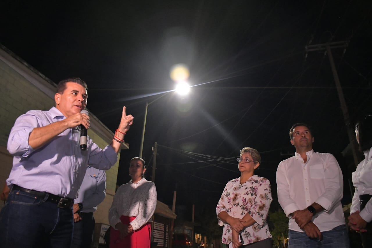 Gobierno de Mazatlán y empresarios inician el programa de reconversión del sistema de alumbrado público en las colonias Progreso y la Foresta